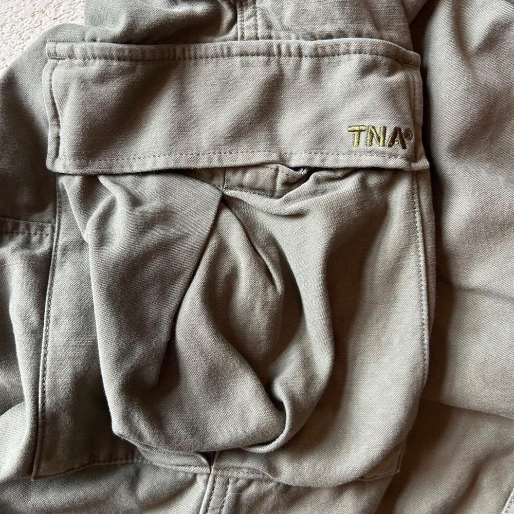 Aritzia TNA Supply Relaxed Cargo Pants in Utility Green- 26” waist ( 0 ) - Picture 4 of 11